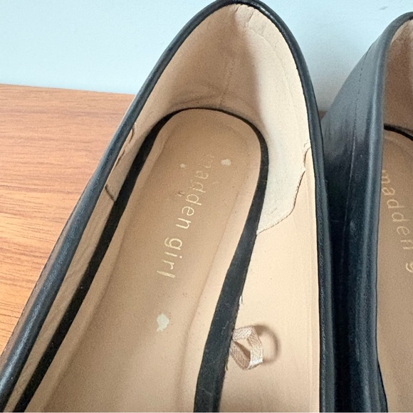Women’s Madden Girl Carlaby Black Leather Loafers Dress Shoes Gold Accents 9.5 M - Picture 5 of 8